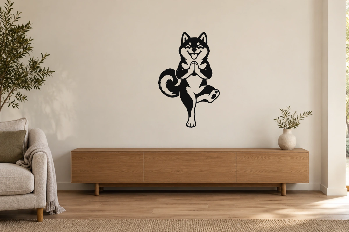 Shiba maestro di yoga - stesso adesivo in ambiente realistico studio; scala indicativa, arredi esclusi