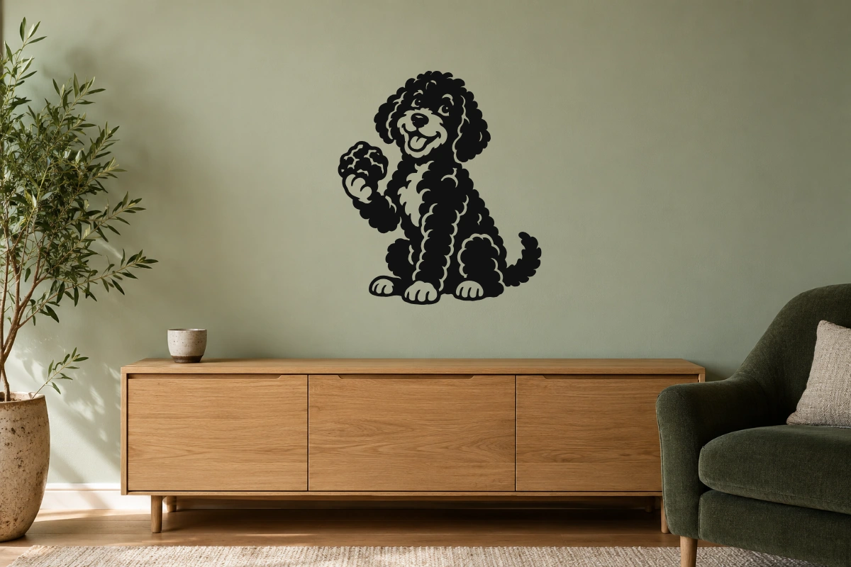 Lagotto cercatore - stesso adesivo in ambiente realistico soggiorno; scala indicativa, arredi esclusi