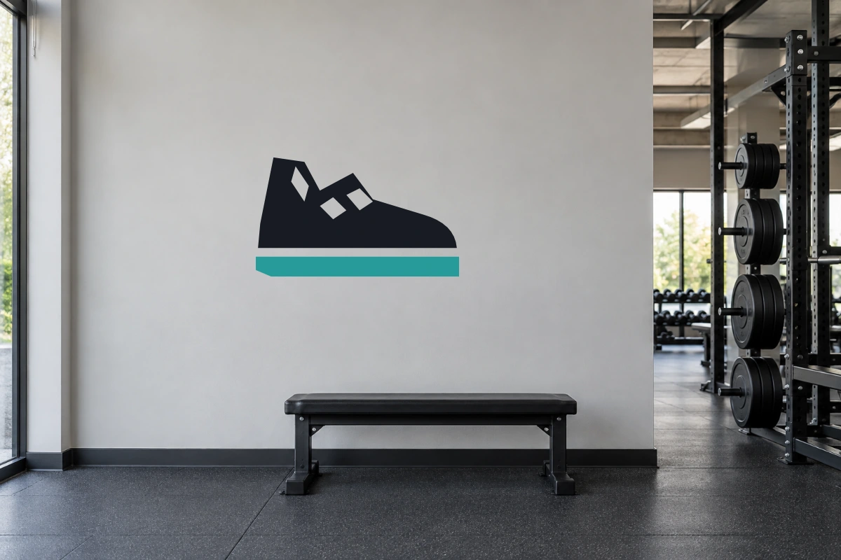 Scarpa Scatto | Adesivo originale per palestre - simulazione fotografica di posa dello stesso disegno vettoriale, colori e proporzioni fedeli; scala ambientata indicativa