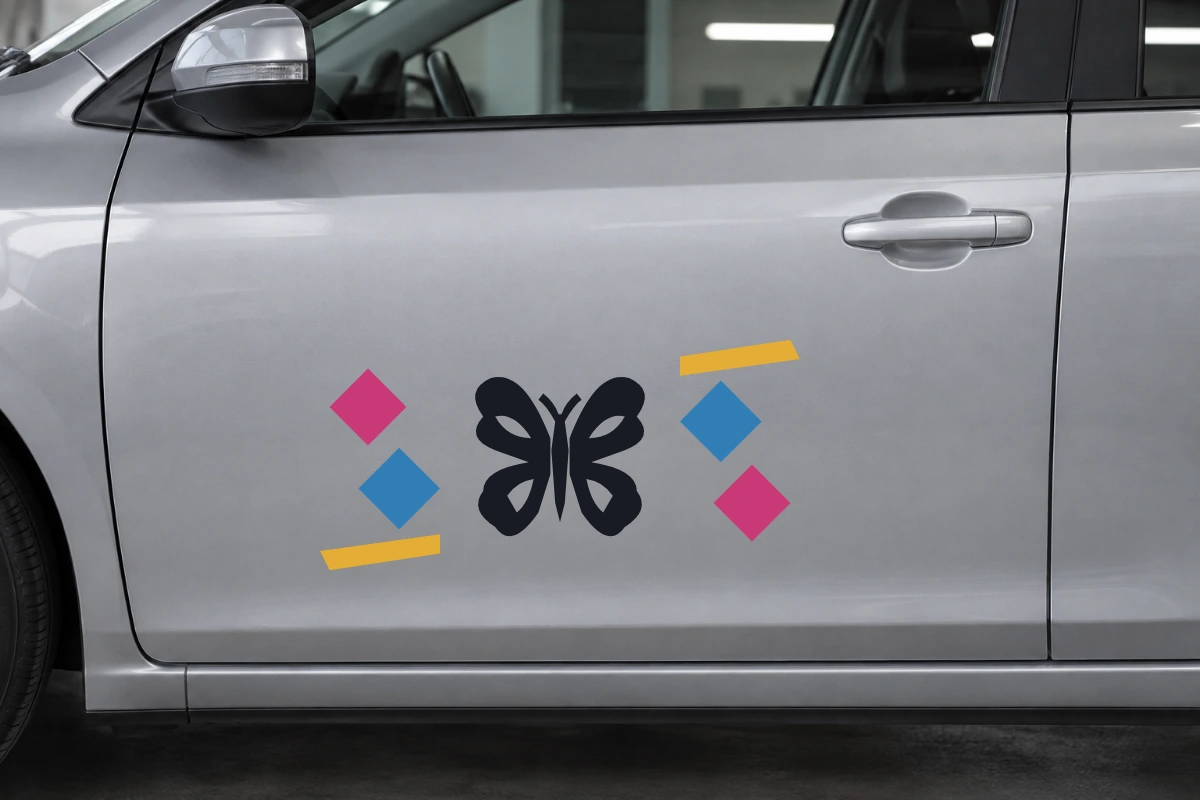Farfalla Petalo - Scia a rombi | Adesivo tuning decorativo - simulazione fotografica di posa dello stesso disegno vettoriale, colori e proporzioni fedeli; scala ambientata indicativa