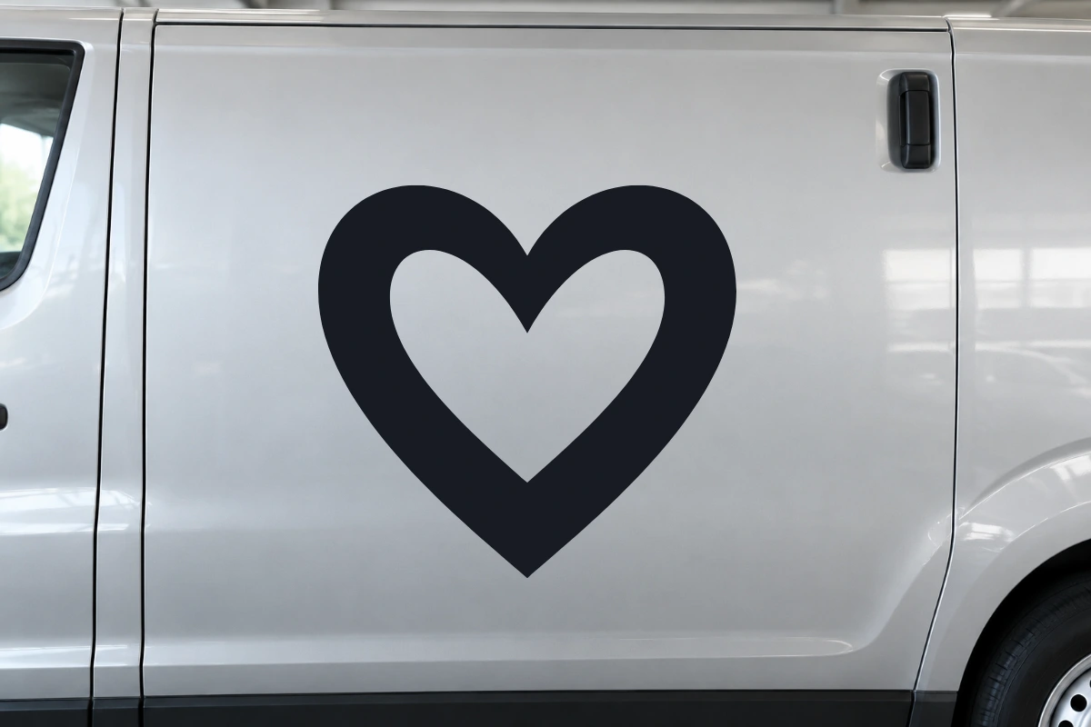 Cuore Abbraccio - Essenziale | Adesivo tuning decorativo - simulazione fotografica di posa dello stesso disegno vettoriale, colori e proporzioni fedeli; scala ambientata indicativa
