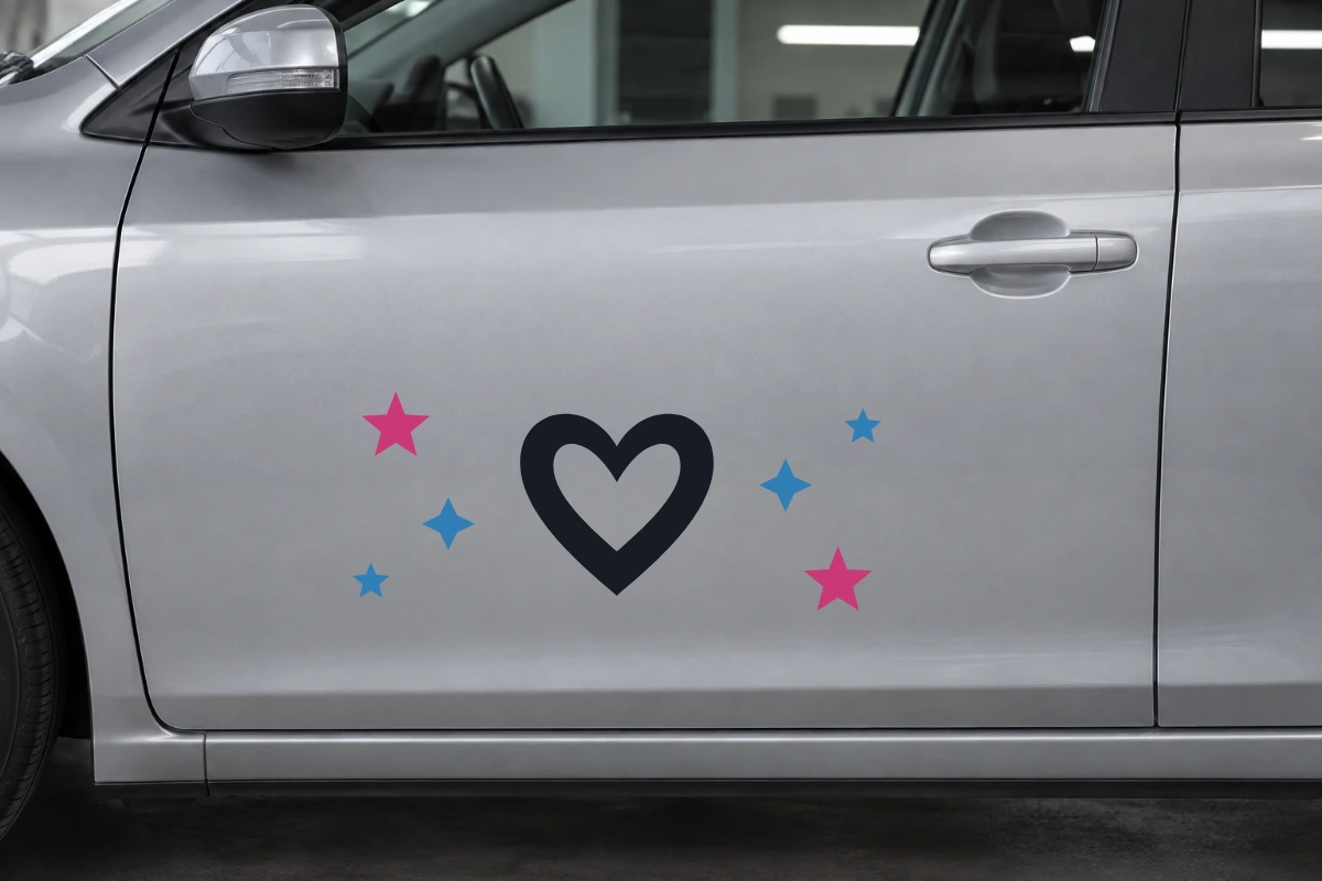 Cuore Abbraccio - Costellazione | Adesivo tuning decorativo - simulazione fotografica di posa dello stesso disegno vettoriale, colori e proporzioni fedeli; scala ambientata indicativa