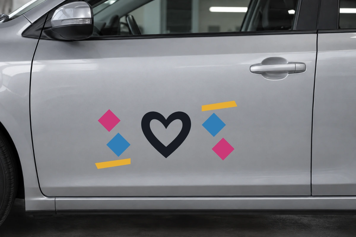 Cuore Abbraccio - Scia a rombi | Adesivo tuning decorativo - simulazione fotografica di posa dello stesso disegno vettoriale, colori e proporzioni fedeli; scala ambientata indicativa