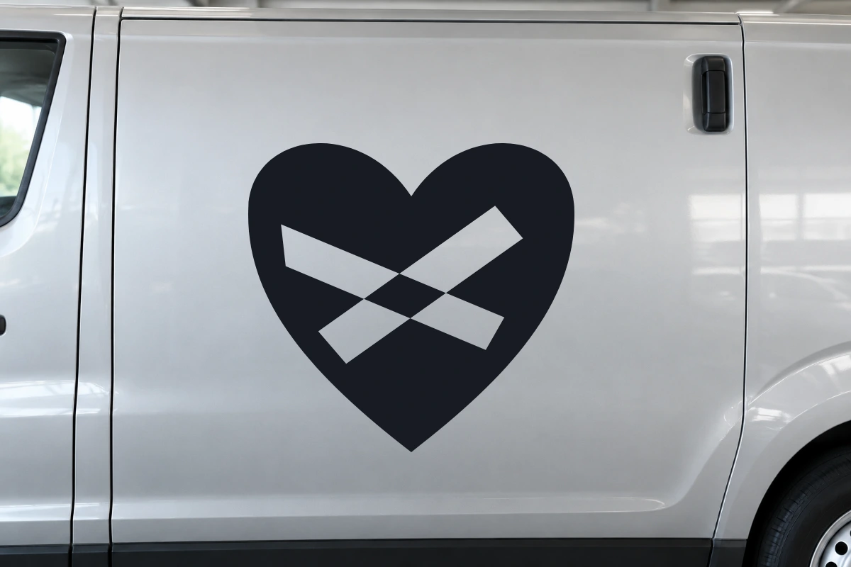 Cuore Nastro - Essenziale | Adesivo tuning decorativo - simulazione fotografica di posa dello stesso disegno vettoriale, colori e proporzioni fedeli; scala ambientata indicativa