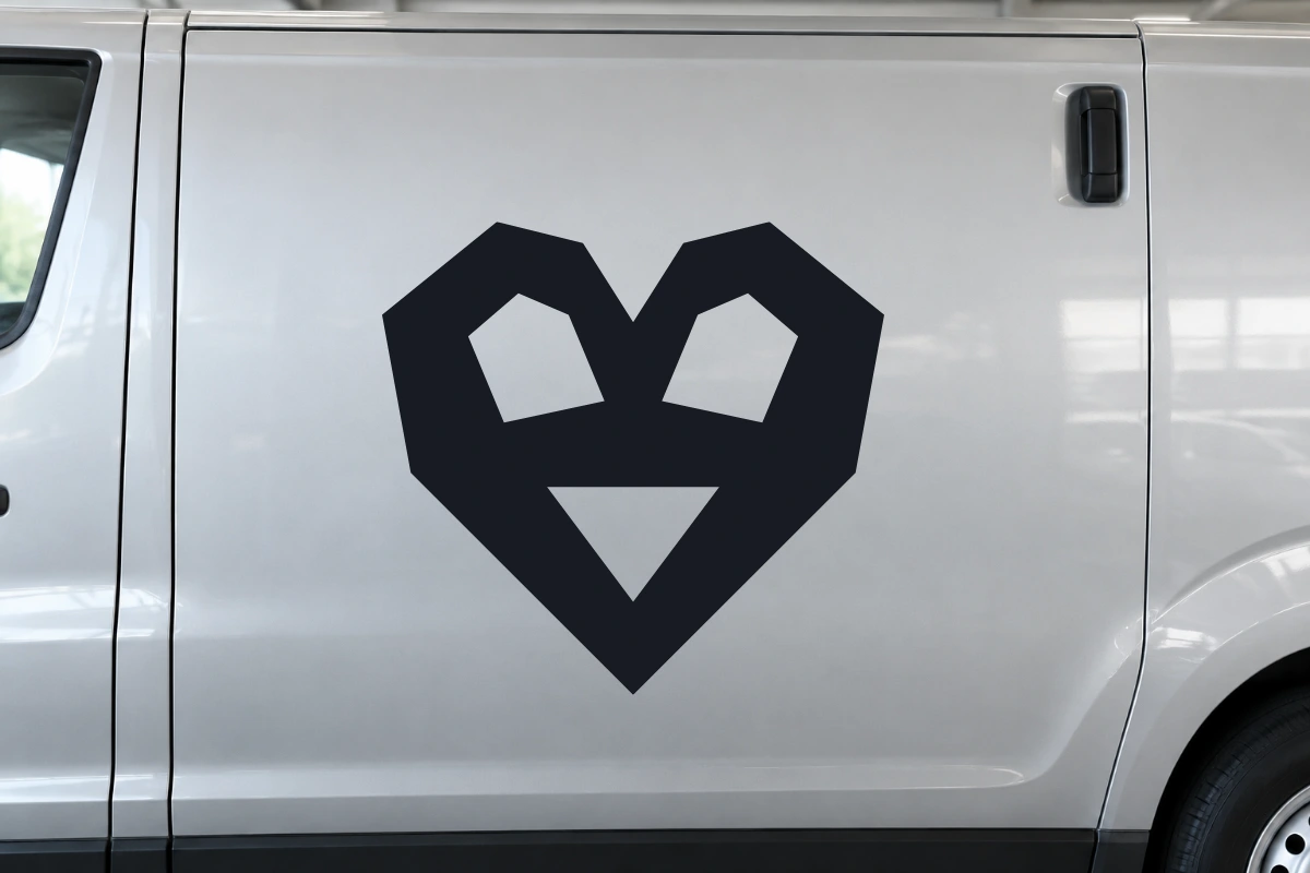 Cuore Gemma - Essenziale | Adesivo tuning decorativo - simulazione fotografica di posa dello stesso disegno vettoriale, colori e proporzioni fedeli; scala ambientata indicativa