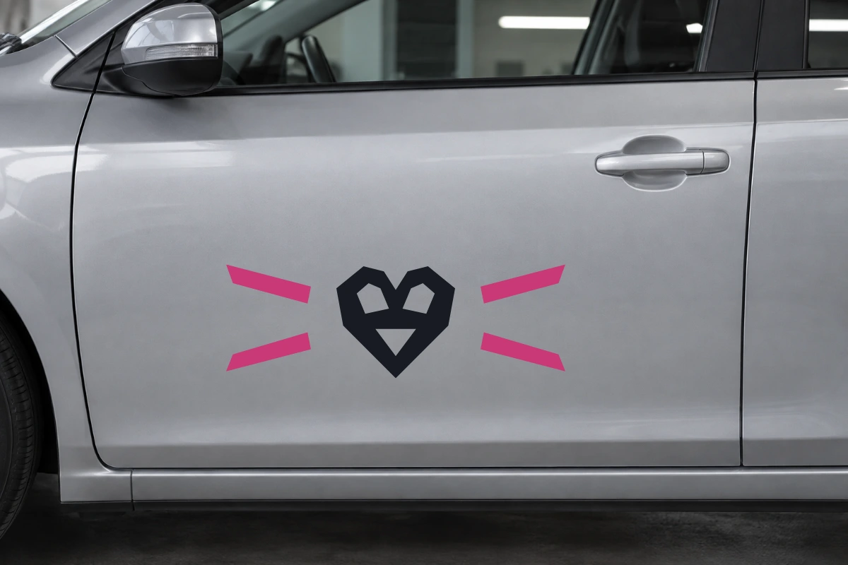 Cuore Gemma - Vento laterale | Adesivo tuning decorativo - simulazione fotografica di posa dello stesso disegno vettoriale, colori e proporzioni fedeli; scala ambientata indicativa