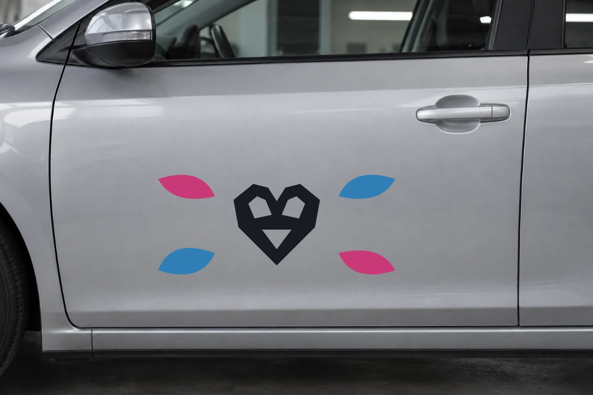Cuore Gemma - Cornice a petali | Adesivo tuning decorativo - simulazione fotografica di posa dello stesso disegno vettoriale, colori e proporzioni fedeli; scala ambientata indicativa