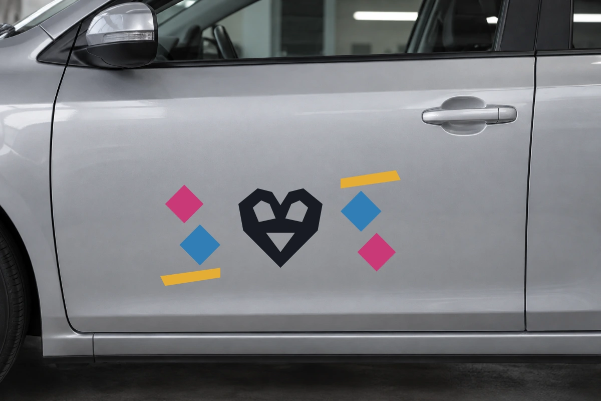 Cuore Gemma - Scia a rombi | Adesivo tuning decorativo - simulazione fotografica di posa dello stesso disegno vettoriale, colori e proporzioni fedeli; scala ambientata indicativa