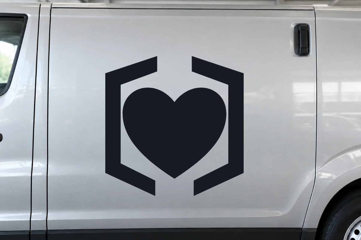 Cuore Custode - Essenziale | Adesivo tuning decorativo - simulazione fotografica di posa dello stesso disegno vettoriale, colori e proporzioni fedeli; scala ambientata indicativa