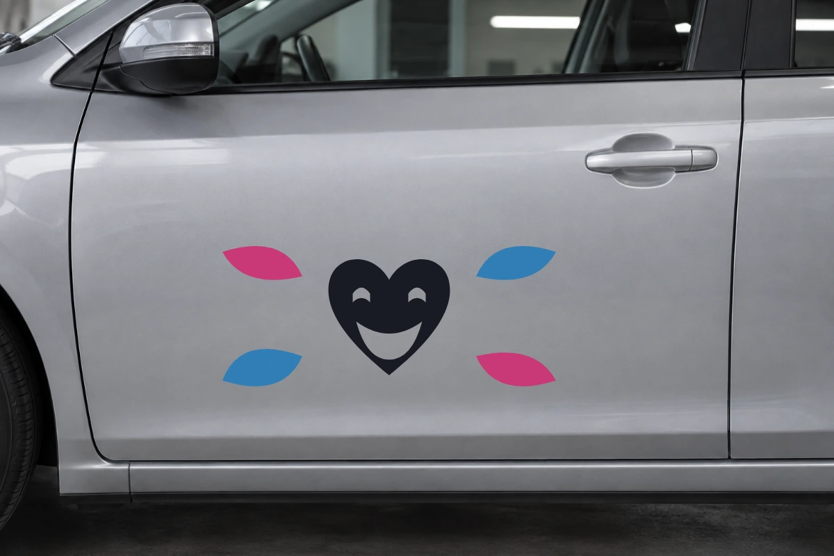 Cuore Sorriso - Cornice a petali | Adesivo tuning decorativo - simulazione fotografica di posa dello stesso disegno vettoriale, colori e proporzioni fedeli; scala ambientata indicativa