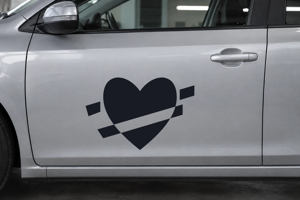 Cuore Orbita - Essenziale | Adesivo tuning decorativo - simulazione fotografica di posa dello stesso disegno vettoriale, colori e proporzioni fedeli; scala ambientata indicativa