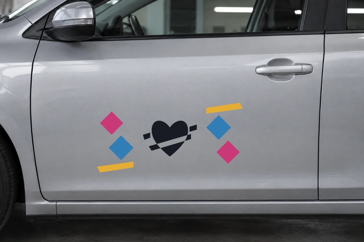 Cuore Orbita - Scia a rombi | Adesivo tuning decorativo - simulazione fotografica di posa dello stesso disegno vettoriale, colori e proporzioni fedeli; scala ambientata indicativa