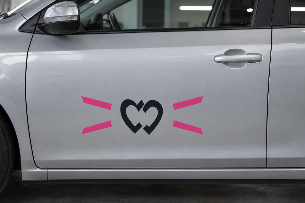 Cuore Doppio ritmo - Vento laterale | Adesivo tuning decorativo - simulazione fotografica di posa dello stesso disegno vettoriale, colori e proporzioni fedeli; scala ambientata indicativa