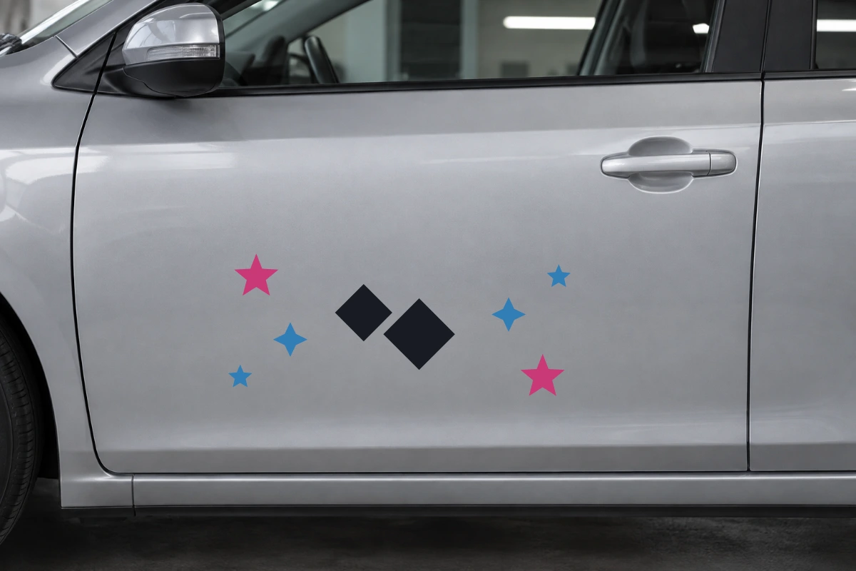Strisce Rombo progressivo - Costellazione | Adesivo tuning decorativo - simulazione fotografica di posa dello stesso disegno vettoriale, colori e proporzioni fedeli; scala ambientata indicativa