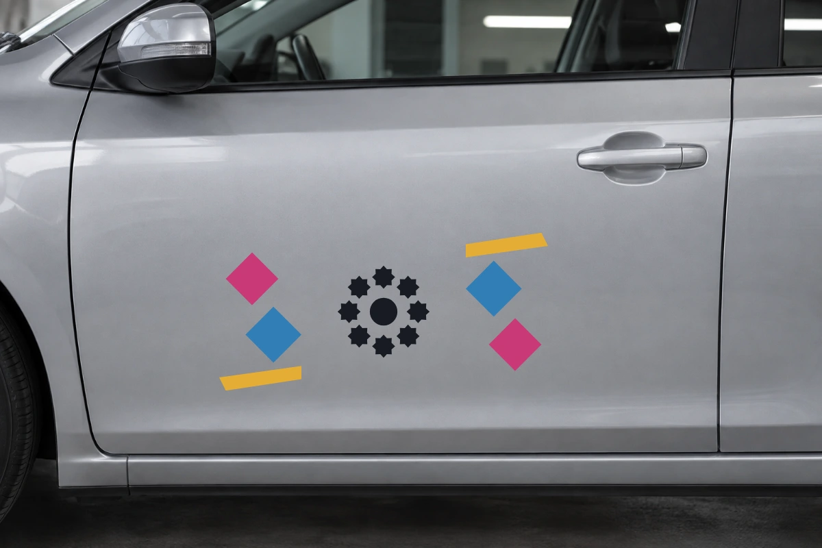Margherita corsa - Scia a rombi | Adesivo tuning decorativo - simulazione fotografica di posa dello stesso disegno vettoriale, colori e proporzioni fedeli; scala ambientata indicativa