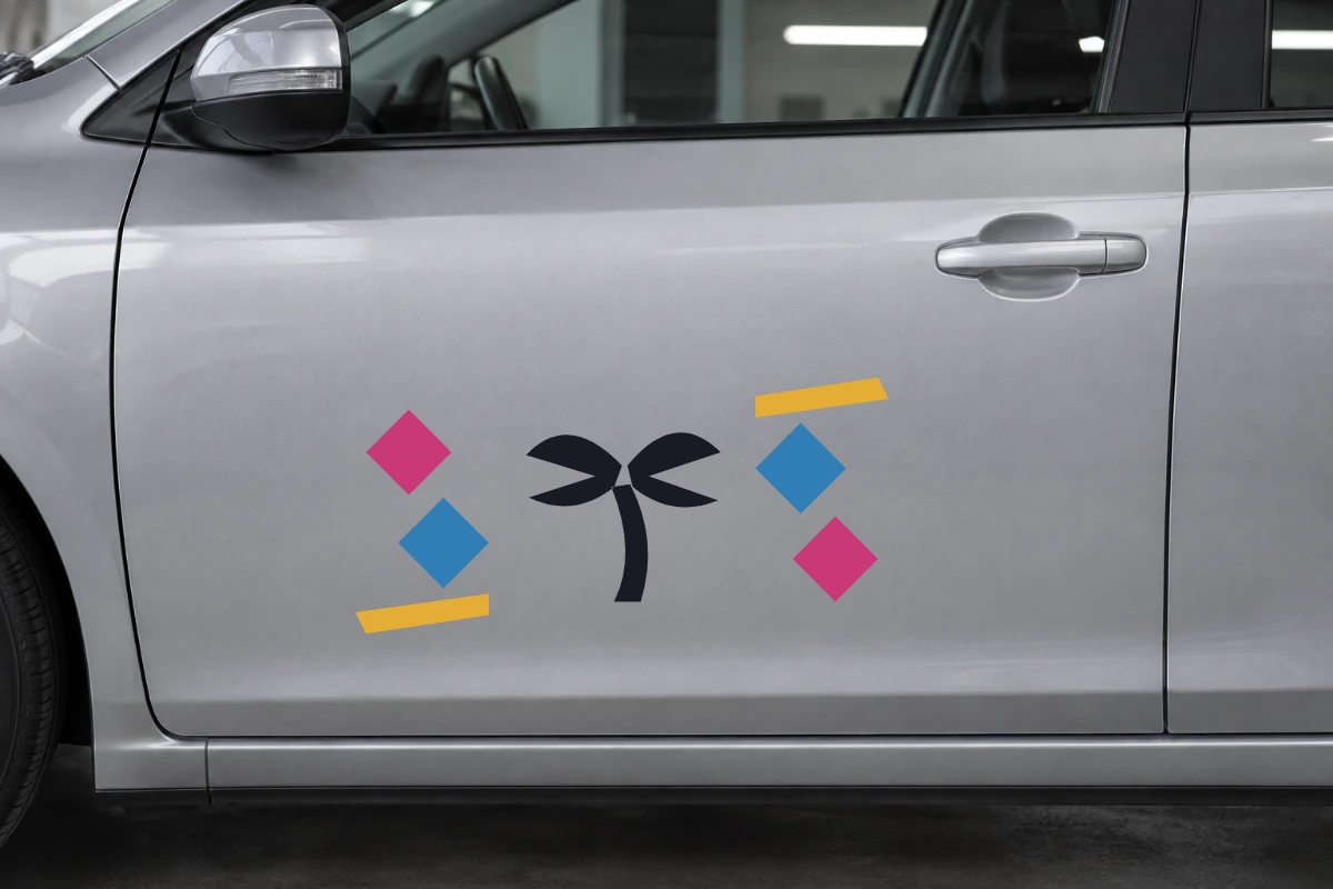 Palma curva - Scia a rombi | Adesivo tuning decorativo - simulazione fotografica di posa dello stesso disegno vettoriale, colori e proporzioni fedeli; scala ambientata indicativa
