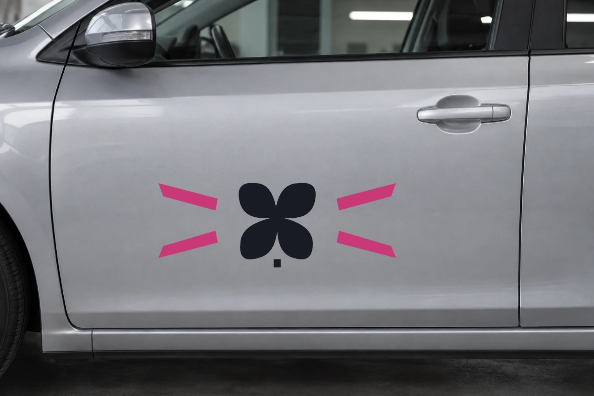 Quadrifoglio viaggio - Vento laterale | Adesivo tuning decorativo - simulazione fotografica di posa dello stesso disegno vettoriale, colori e proporzioni fedeli; scala ambientata indicativa