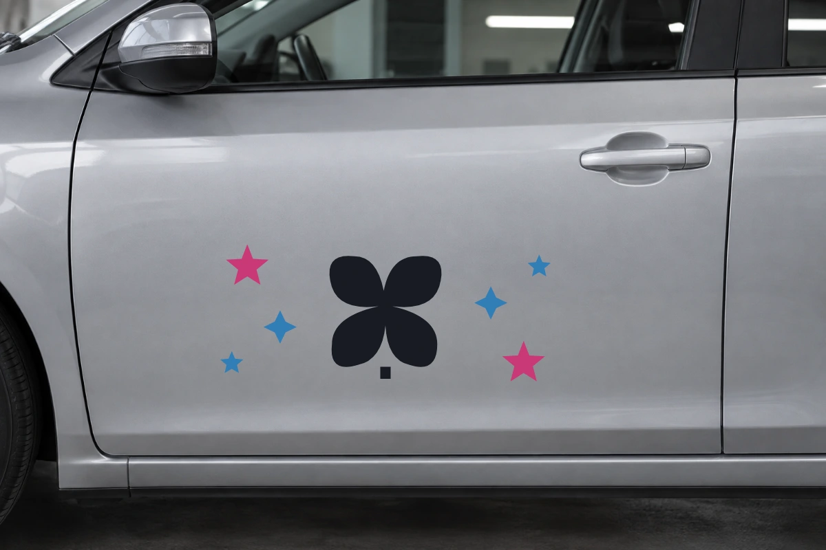 Quadrifoglio viaggio - Costellazione | Adesivo tuning decorativo - simulazione fotografica di posa dello stesso disegno vettoriale, colori e proporzioni fedeli; scala ambientata indicativa