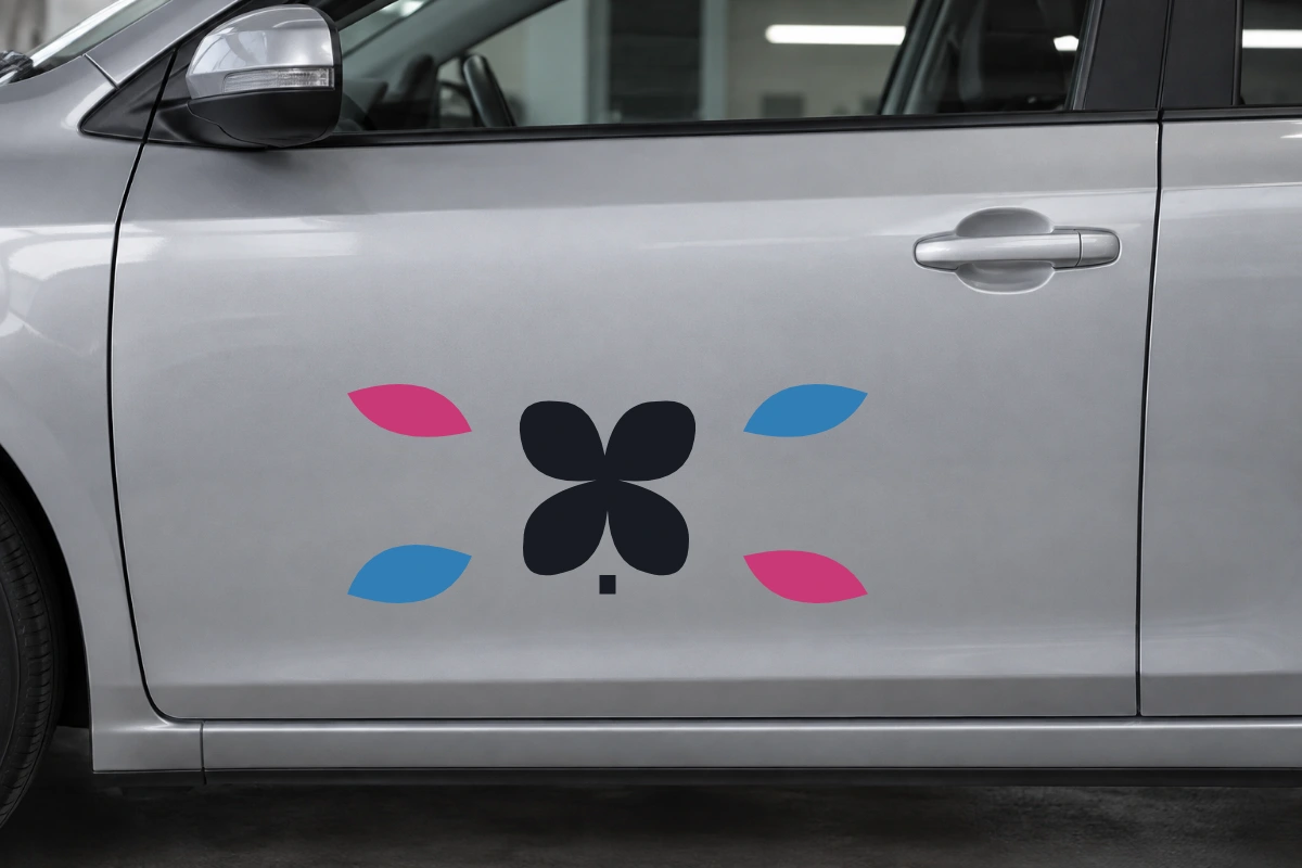 Quadrifoglio viaggio - Cornice a petali | Adesivo tuning decorativo - simulazione fotografica di posa dello stesso disegno vettoriale, colori e proporzioni fedeli; scala ambientata indicativa