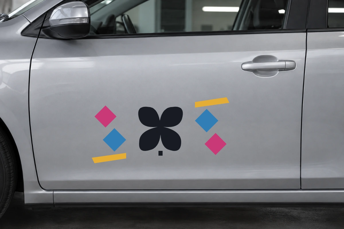 Quadrifoglio viaggio - Scia a rombi | Adesivo tuning decorativo - simulazione fotografica di posa dello stesso disegno vettoriale, colori e proporzioni fedeli; scala ambientata indicativa